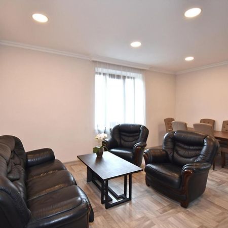 2 Bedroom Apartment, Quiet And Spacious エレバン エクステリア 写真