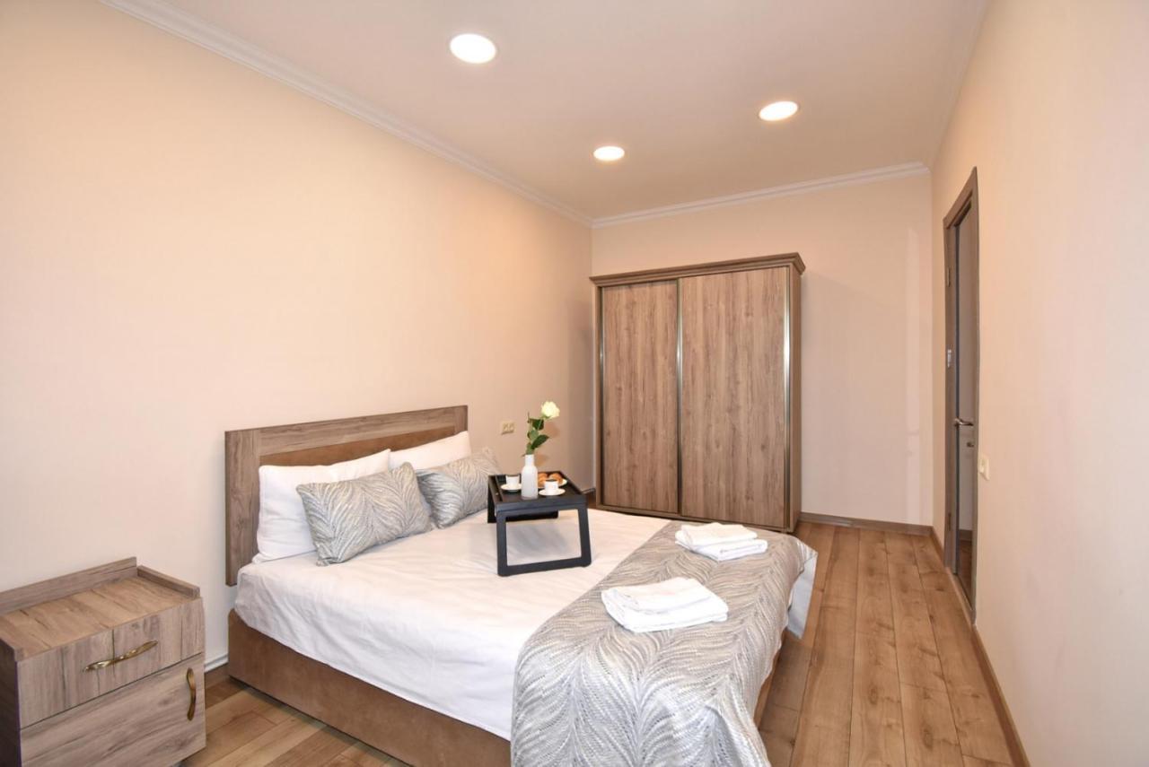 2 Bedroom Apartment, Quiet And Spacious エレバン エクステリア 写真