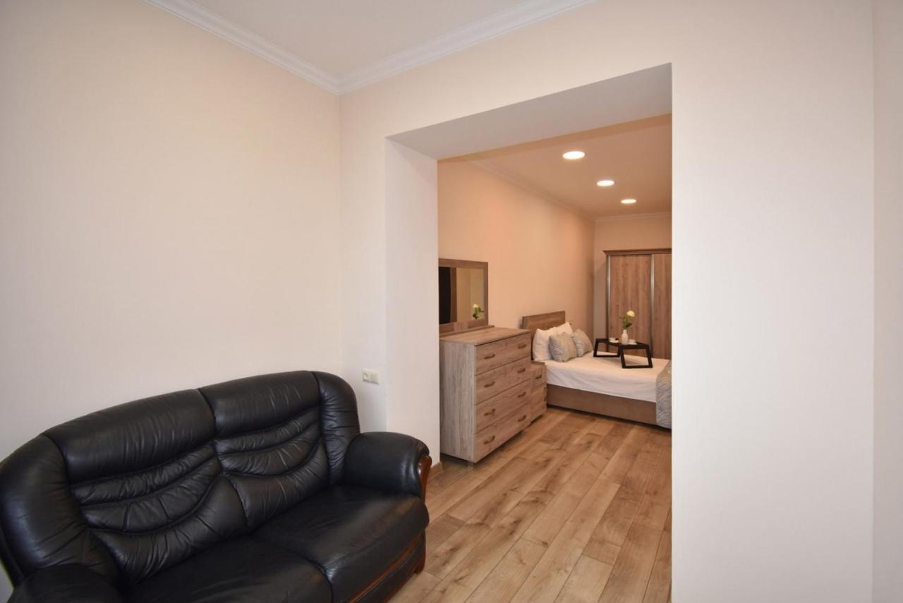 2 Bedroom Apartment, Quiet And Spacious エレバン エクステリア 写真