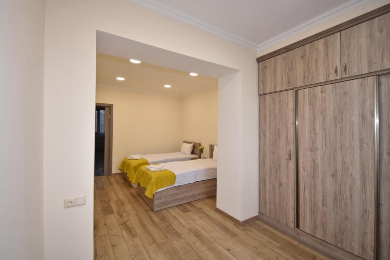 2 Bedroom Apartment, Quiet And Spacious エレバン エクステリア 写真