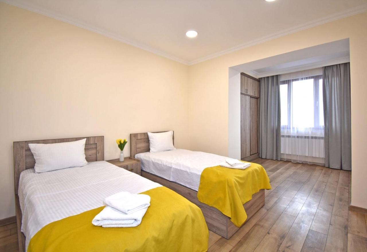 2 Bedroom Apartment, Quiet And Spacious エレバン エクステリア 写真