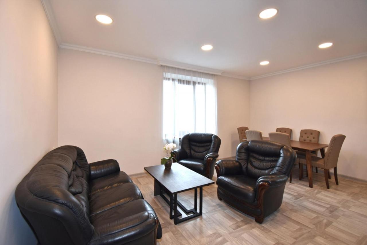 2 Bedroom Apartment, Quiet And Spacious エレバン エクステリア 写真
