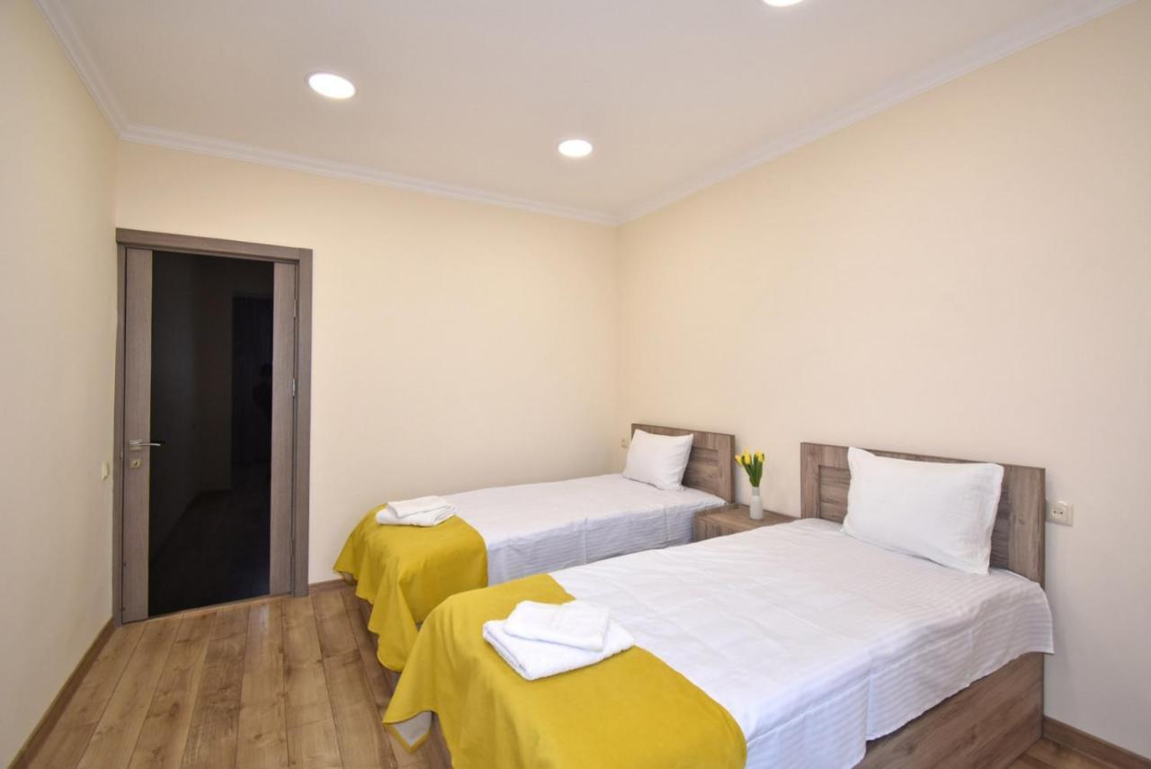 2 Bedroom Apartment, Quiet And Spacious エレバン エクステリア 写真