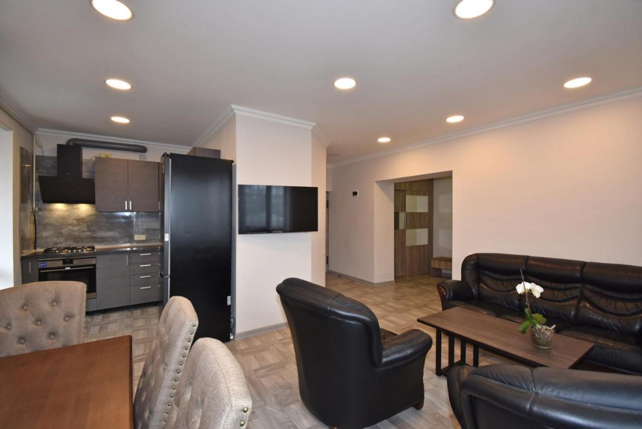 2 Bedroom Apartment, Quiet And Spacious エレバン エクステリア 写真